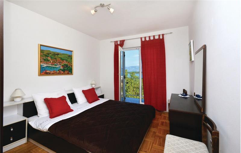 Sea-view villa in Jelsa, photograph 12
