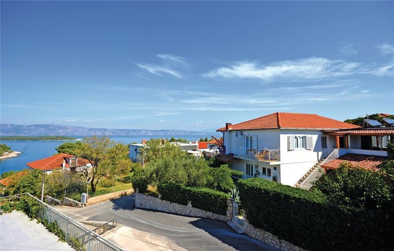 Sea-view villa in Jelsa, photograph 5