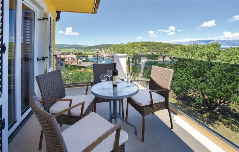 Sea-view villa in Jelsa, photograph 1