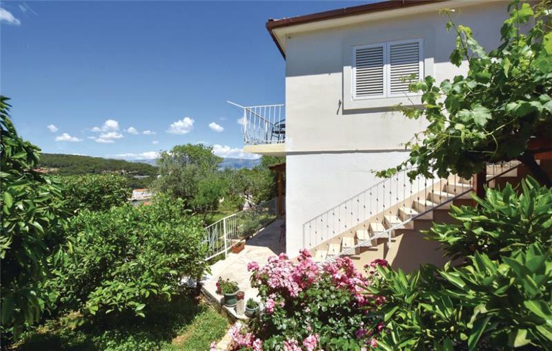 Sea-view villa in Jelsa, photograph 2