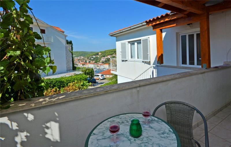 Sea-view villa in Jelsa, photograph 4