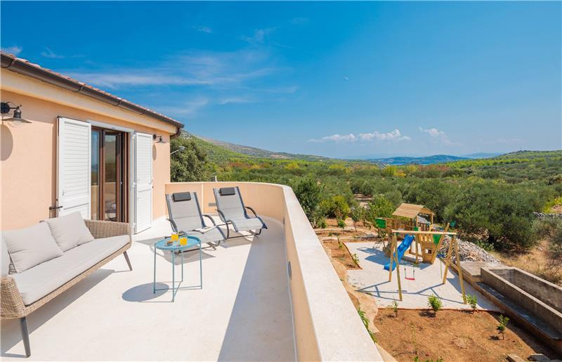 3 Bedroom Villa with Pool and Terrace near Trogir, Sleeps 6-8