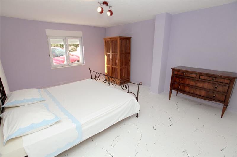 3 Bedroom Seaside Villa with Heated Pool nr Trogir, Sleeps 6-7