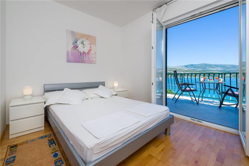 Beachfront villa in Ciovo, photograph 16