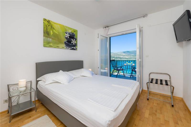 Beachfront villa in Ciovo, photograph 13