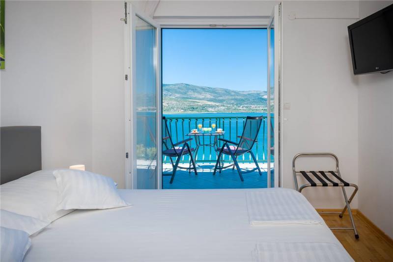 Beachfront villa in Ciovo, photograph 14