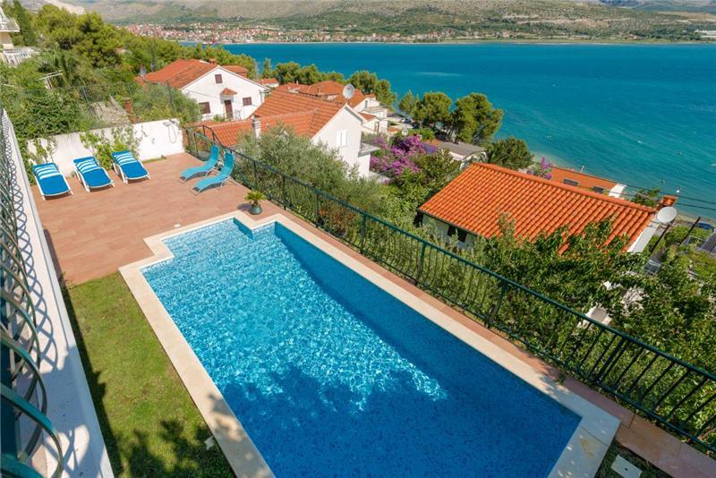 Beachfront villa in Ciovo, photograph 2