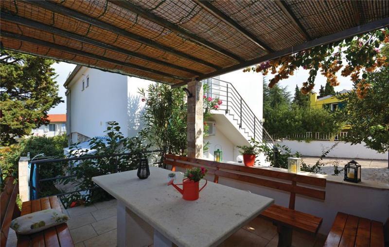 Villa in Stari Grad, photograph 1