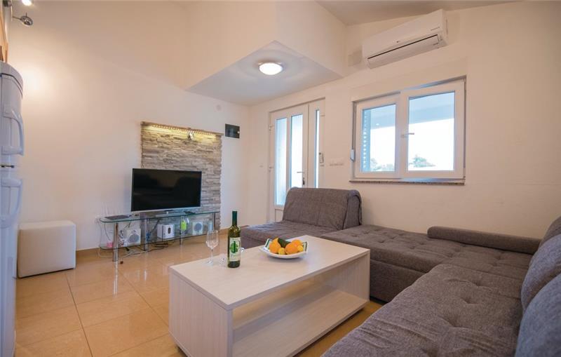 Villa in Stari Grad, photograph 8