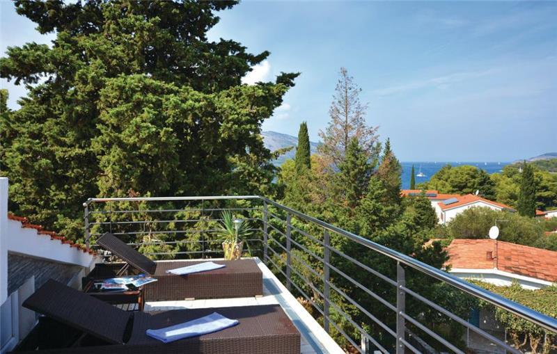 Villa in Stari Grad, photograph 1