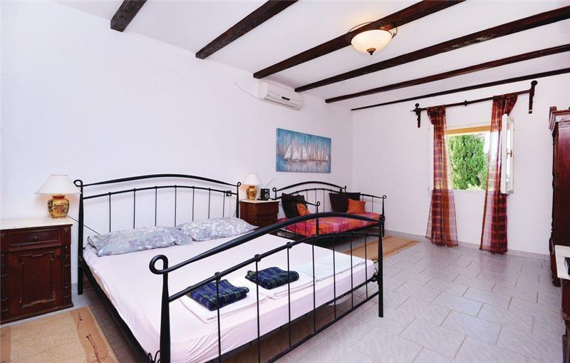 Sea-view villa in Hvar Town, photograph 12
