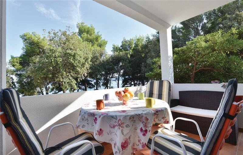 Beachfront villa in Sucuraj, photograph 1