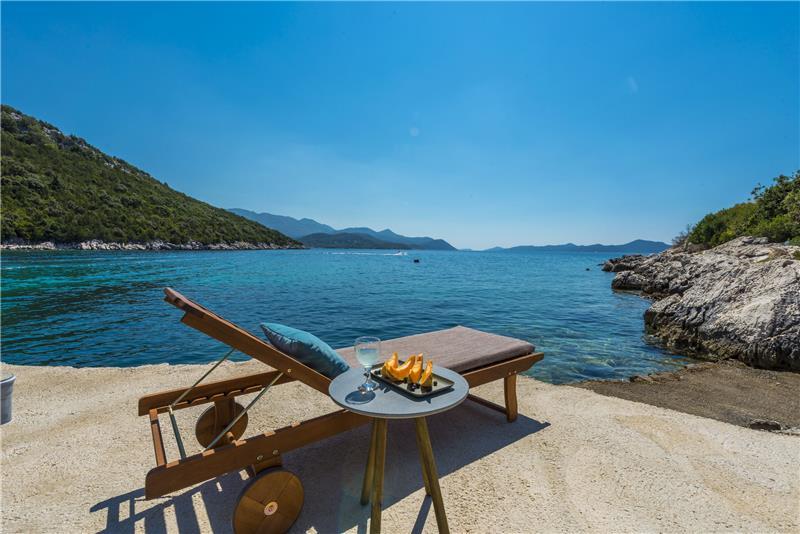 Beachfront villa in Smokvina, photograph 2
