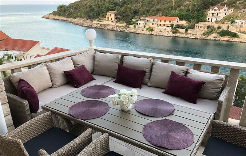 Beachfront villa in Jelsa, photograph 1