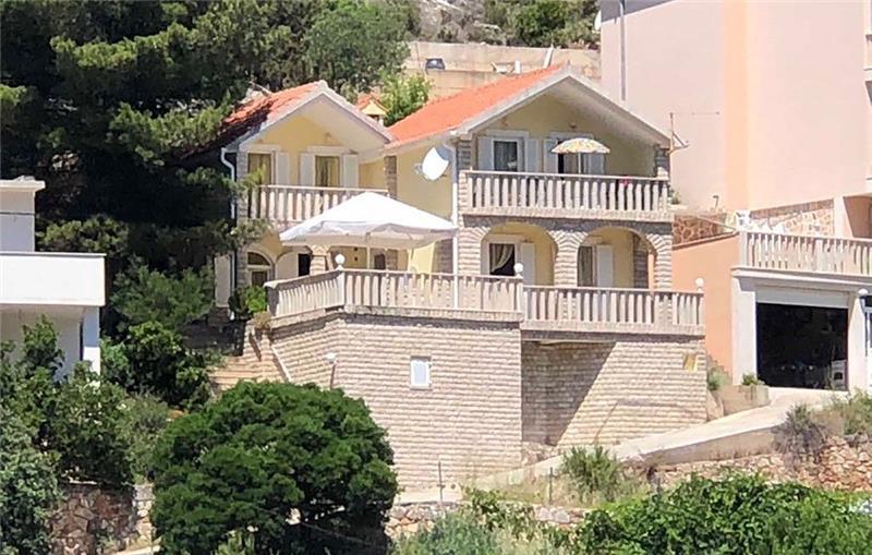 Beachfront villa in Jelsa, photograph 2