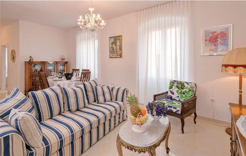 Sea-view villa in Jelsa, photograph 11