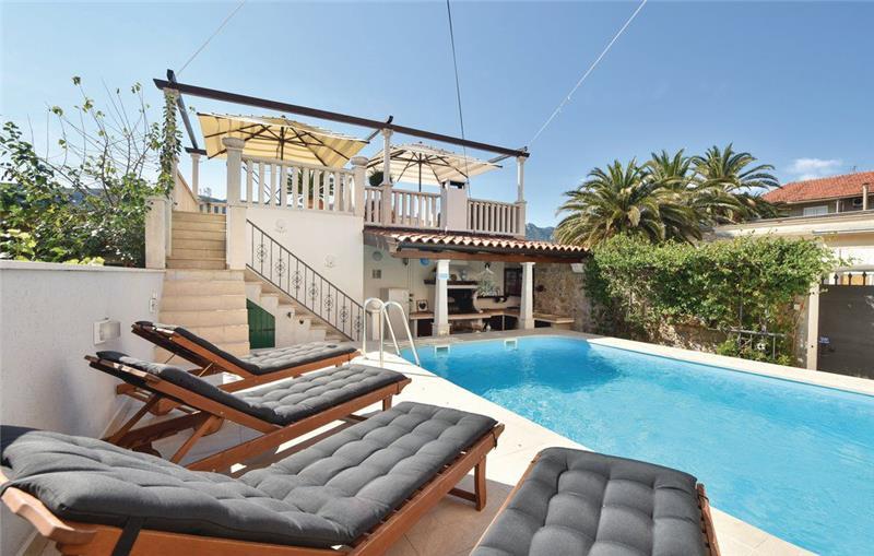 Sea-view villa in Jelsa, photograph 4