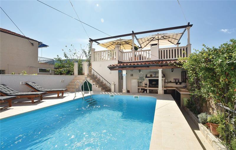 Sea-view villa in Jelsa, photograph 3