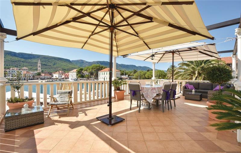 Sea-view villa in Jelsa, photograph 1
