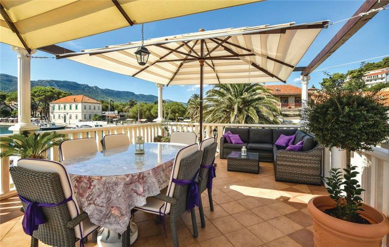 Sea-view villa in Jelsa, photograph 6