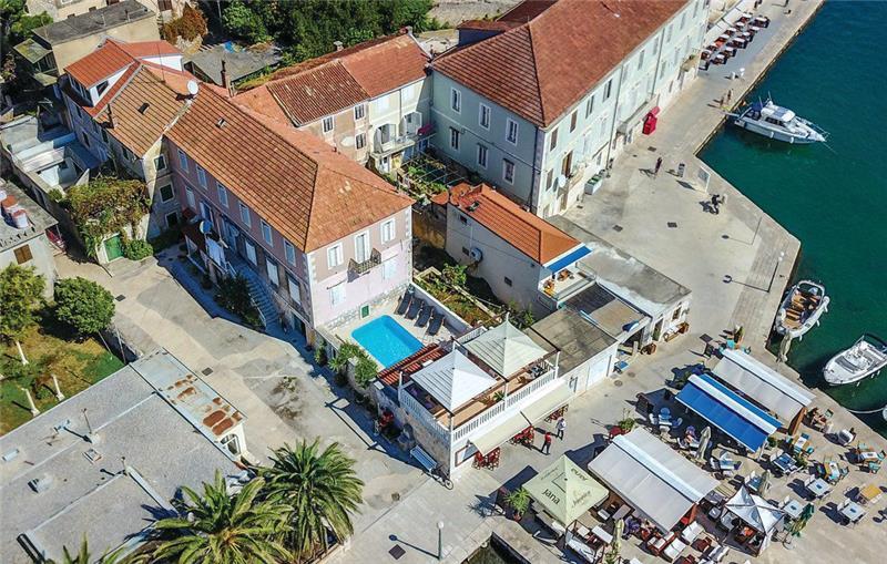 Sea-view villa in Jelsa, photograph 2