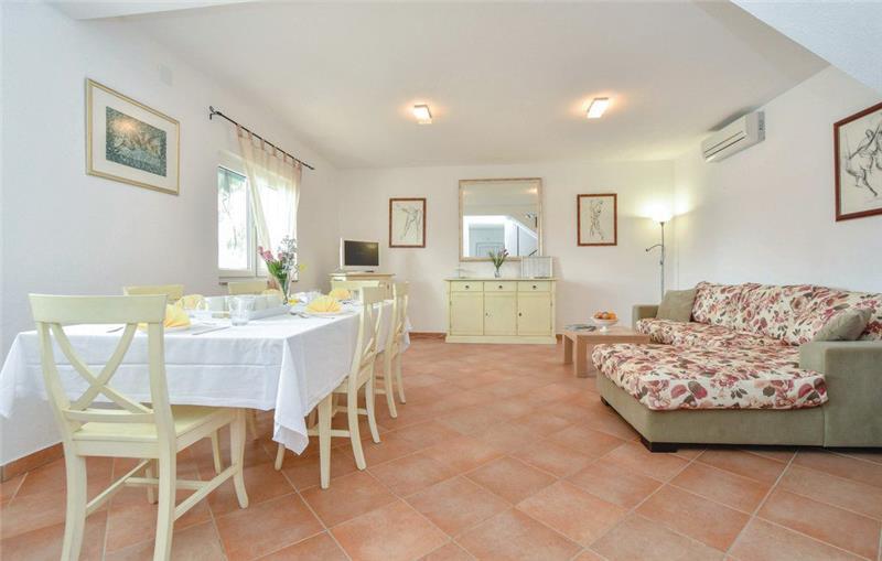 Beachfront villa in Zarace, photograph 9