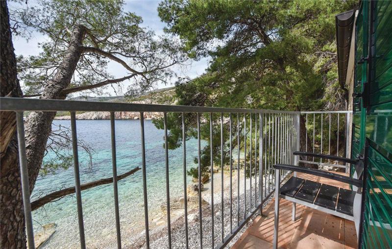 Beachfront villa in Zarace, photograph 3