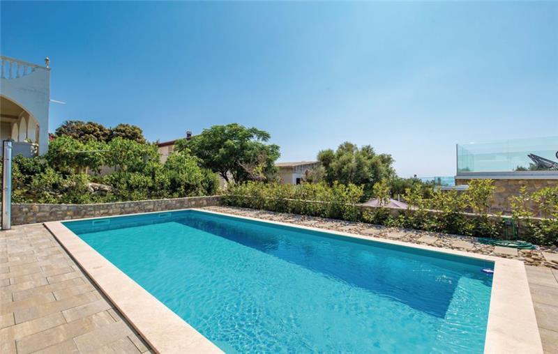 Sea-view villa in Pag Island, photograph 1