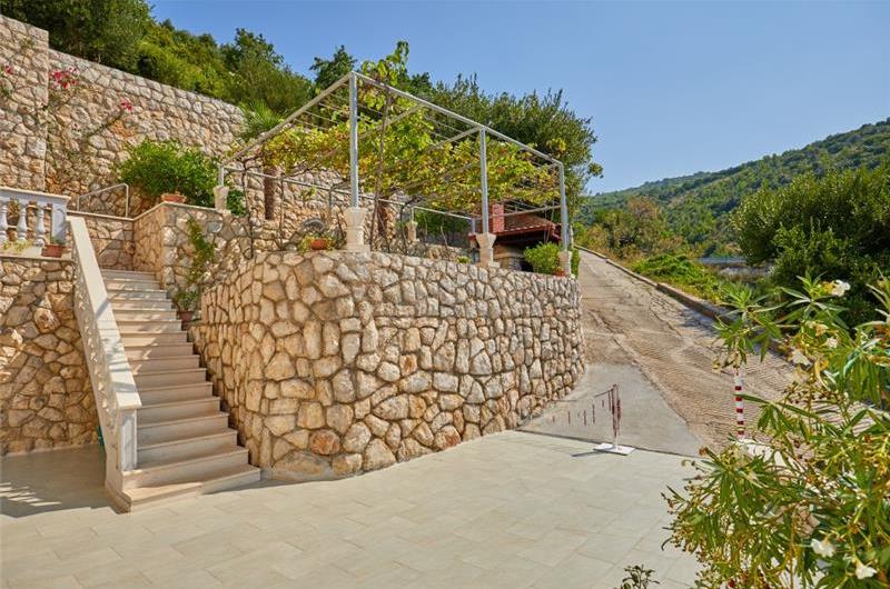 5 Bedroom Apartment with Balcony and Sea View in Vrbica near Dubrovnik, Sleeps 10