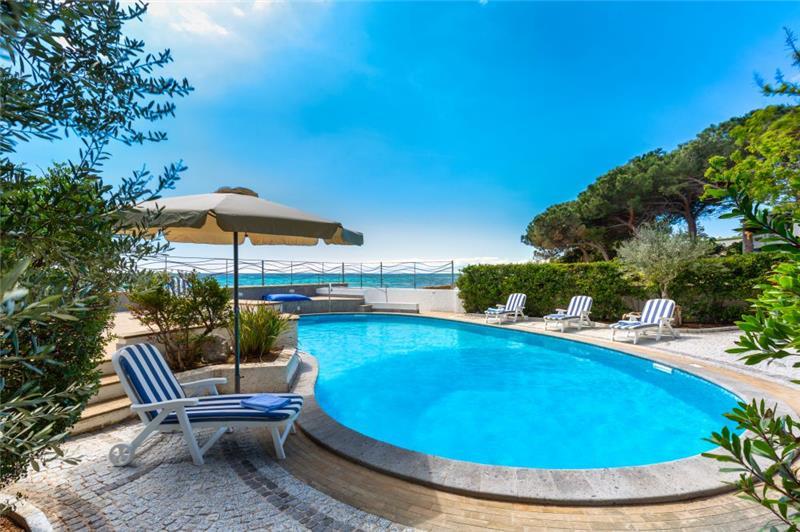 Beachfront villa in Sardinia, photograph 1