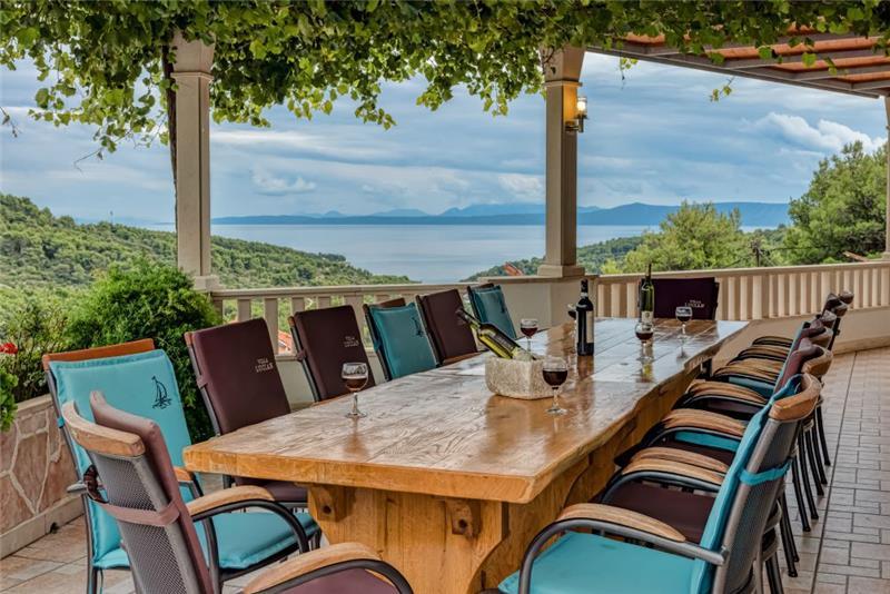 Sea-view villa in Selca, photograph 1
