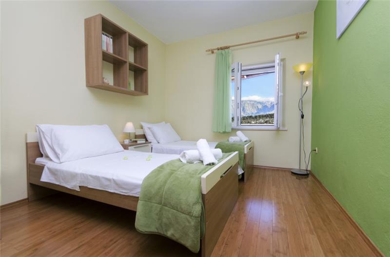 Sea-view villa in Selca, photograph 10