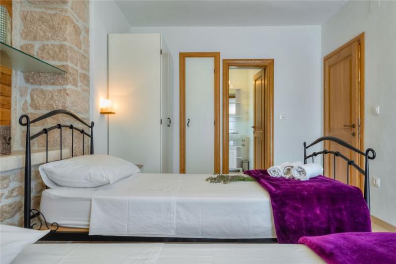 Sea-view villa in Selca, photograph 18