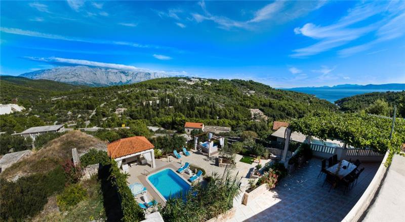 Sea-view villa in Selca, photograph 2