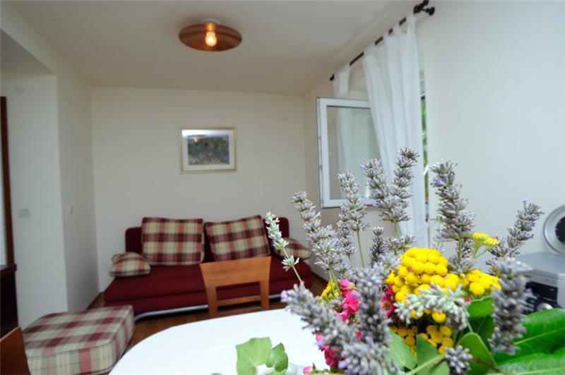 Sea-view villa in Splitska, photograph 8