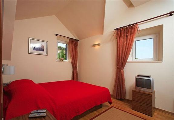 4 bedroom Villa in Splitska on Brac, Sleeps 7-11