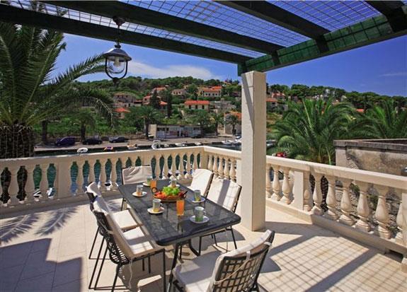 Sea-view villa in Splitska, photograph 5