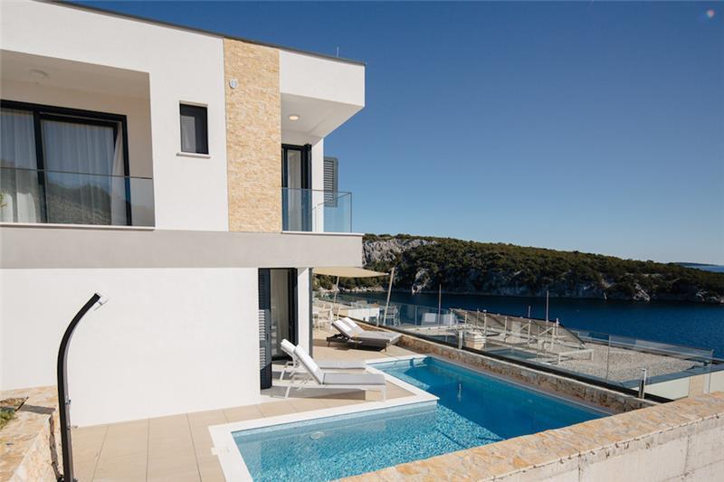 Beachfront villa in Vinisce, photograph 11