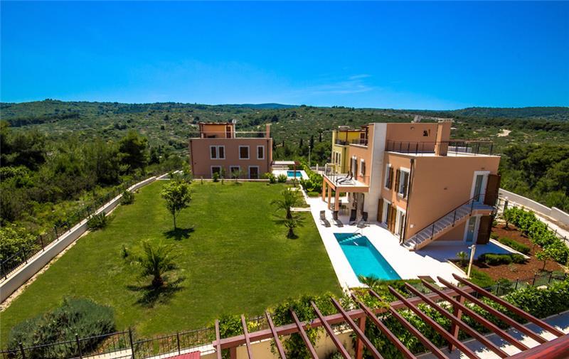 Sea-view villa in Splitska, photograph 4