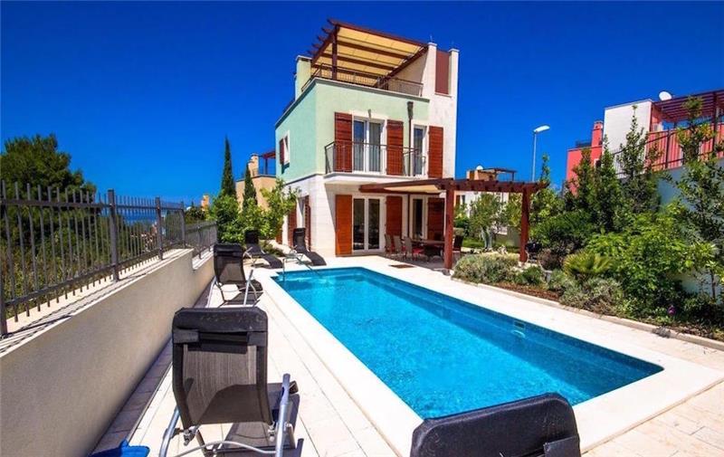 Sea-view villa in Splitska, photograph 3