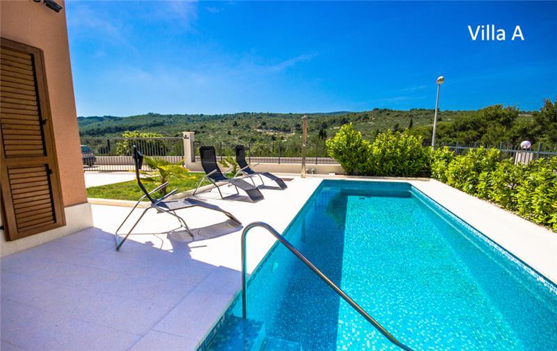 Sea-view villa in Splitska, photograph 9