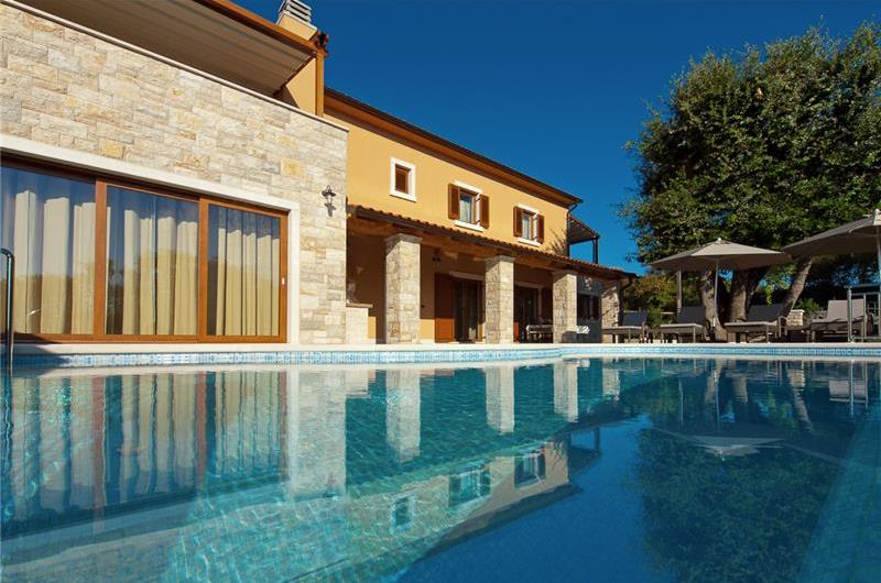 4 Bedroom Villa with Infinity Pool near Labin, Sleeps 8