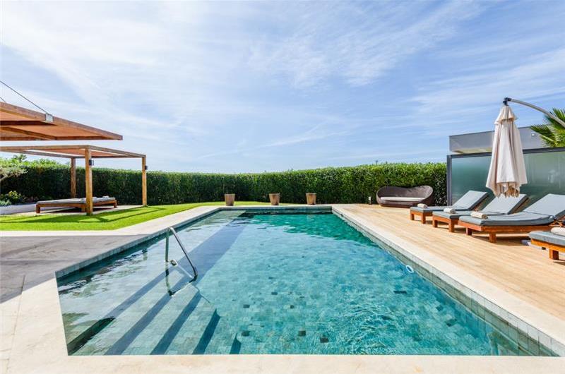 4 Bedroom Villa with Pool in Ferragudo Village near Portimao, Sleeps 8