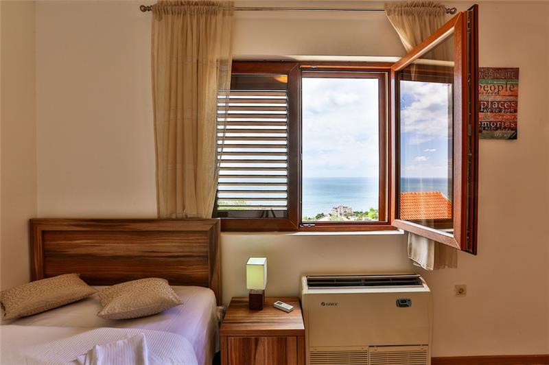 Sea-view villa in Petrovac, photograph 14