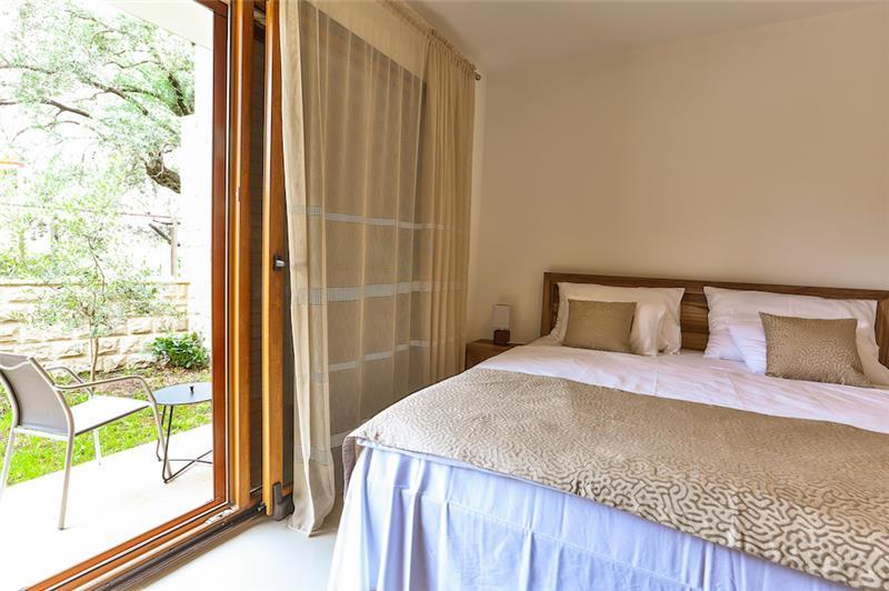 Sea-view villa in Petrovac, photograph 12