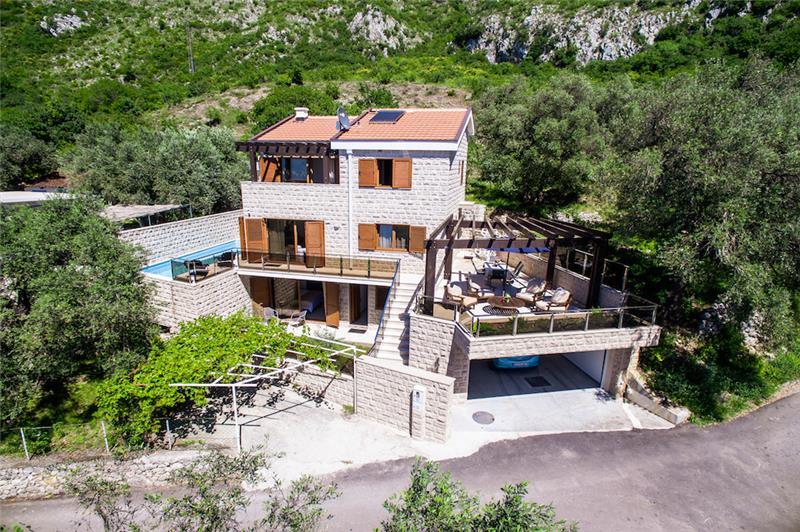 Sea-view villa in Petrovac, photograph 24