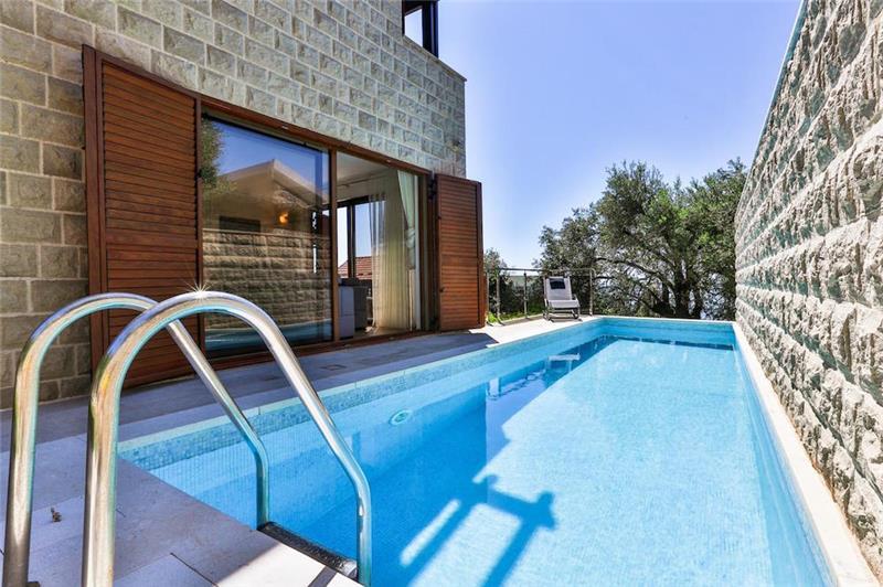 Sea-view villa in Petrovac, photograph 1