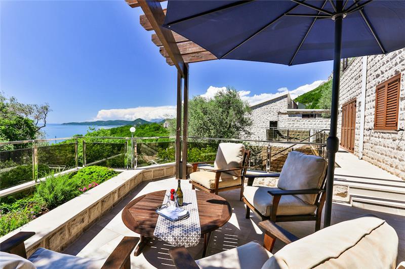 Sea-view villa in Petrovac, photograph 3