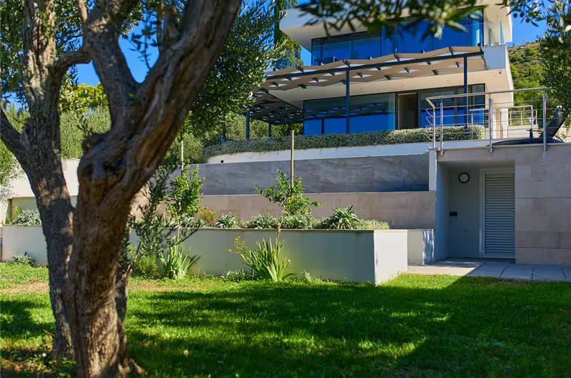 6 Bedroom Seafront Villa with Pool near Slano, Sleeps 12-14