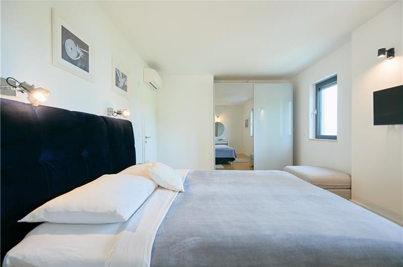 6 Bedroom Seafront Villa with Pool near Slano, Sleeps 12-14